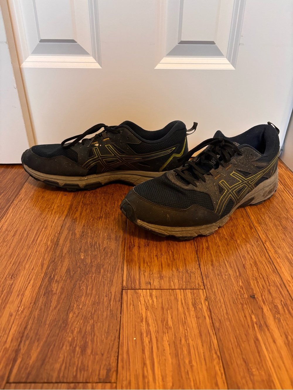 Men's Black Athletic Running Shoes with Yellow Accents